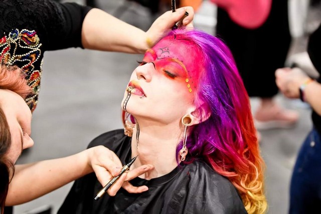 Studiu Fryzur inspiracja na wydarzeniu Artego Prestige Night - makijaż i fryzura dziewczyny