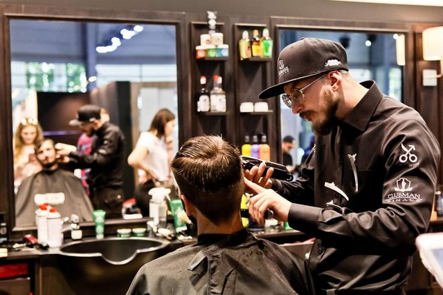 Studiu Fryzur inspiracja na wydarzeniu Artego Prestige Night - kącik barbera