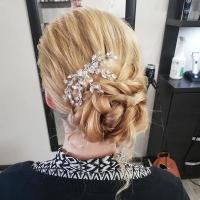 Stylizacje z upięciami w Salonie Fryzjerskim Inspiracja